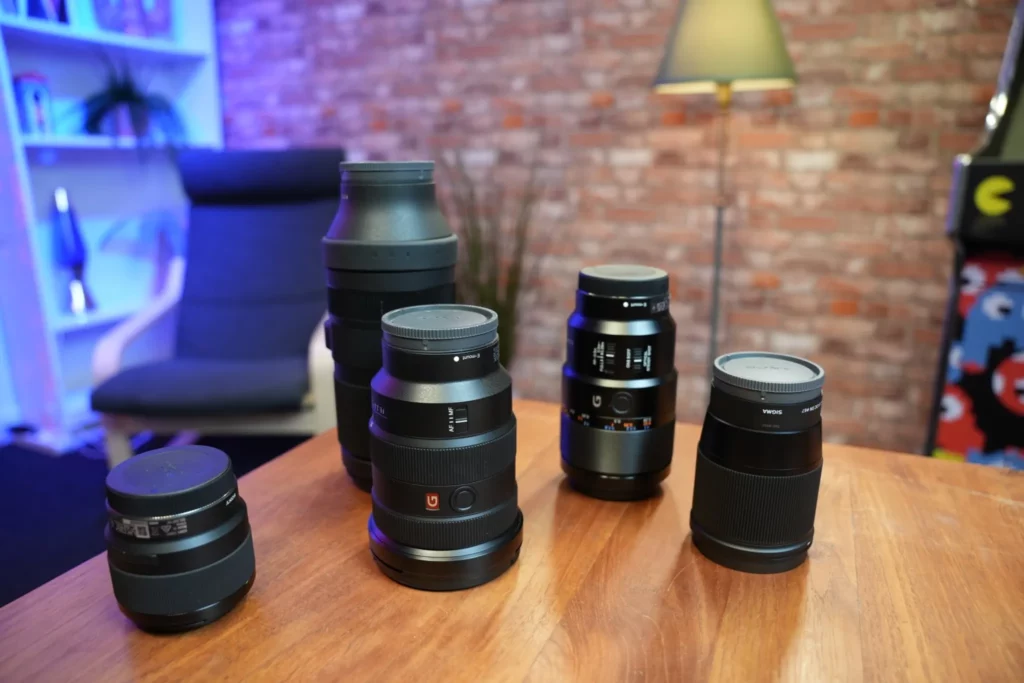 Objectifs photo et vidéo sur une table, capturés à 24 mm pour illustrer l’effet de la focale sur la composition et la profondeur de champ en environnement de production pharmaceutique.