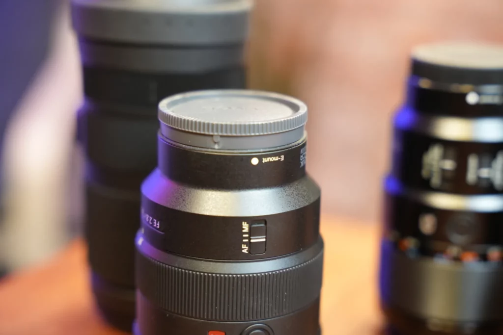 Objectif Sony capturé à 70 mm, illustrant l’effet de compression de perspective et la faible profondeur de champ en captation vidéo industrielle.