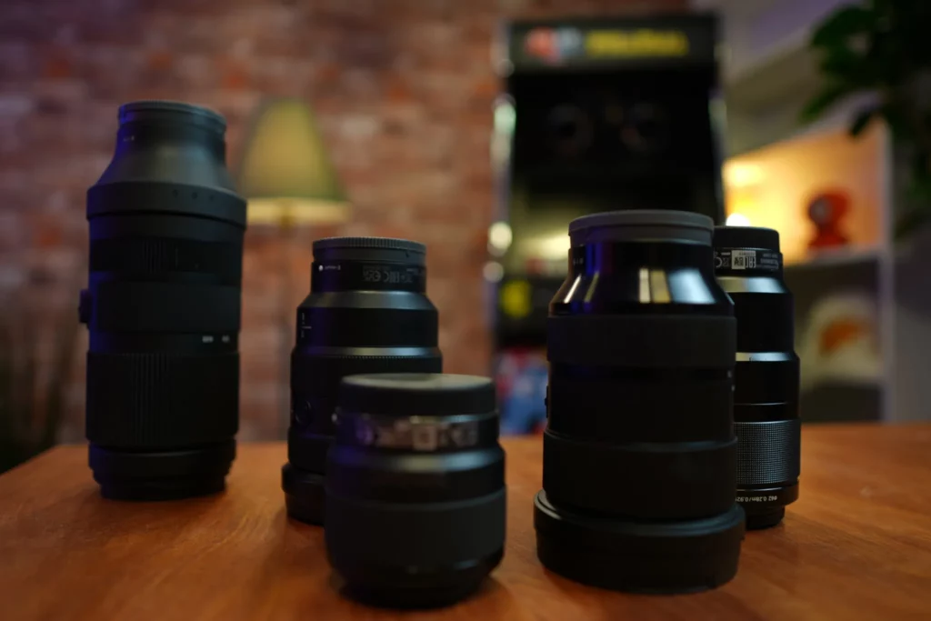 Objectifs photo et vidéo sur une table en studio, représentant différents choix d’optiques pour filmer des modes opératoires en industrie pharmaceutique.