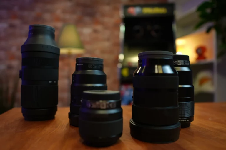 Objectifs photo et vidéo sur une table en studio, représentant différents choix d’optiques pour filmer des modes opératoires en industrie pharmaceutique.