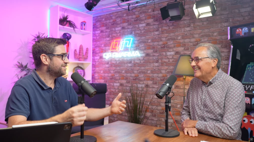 Deux experts de QPPharma discutent de la stérilisation pharmaceutique dans un studio, face à face devant des micros.