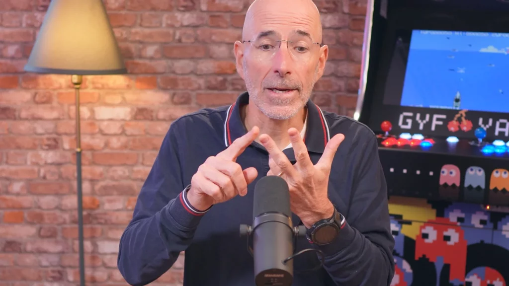 Expert FDA expliquant des points importants devant un micro, dans un studio professionnel.